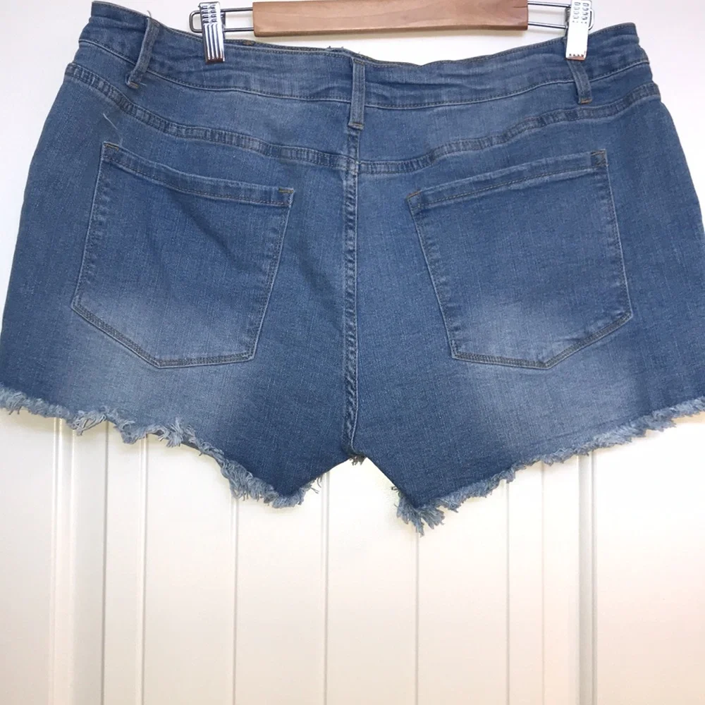Women’s size 2XL  shorts. - Picture 4 of 7